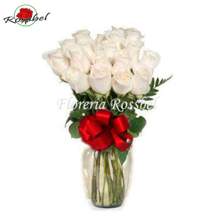 Florero de rosas blancas