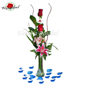 Florero de dos rosas rojas Cdo 06 Florero de dos rosas rojas Cdo 06
