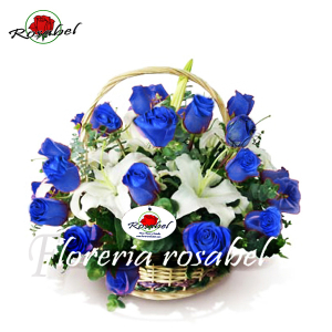 Canasta floral de rosas azules