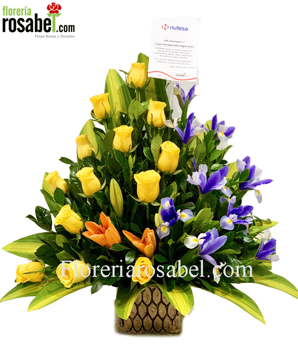Floral arrangement of yellow roses Floral arrangement of yellow roses
