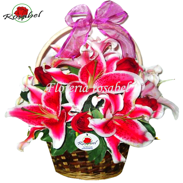 Canasta de Rosas y Liliums, para regalos de cumpleaños Canasta de Rosas y Liliums, para regalos de cumpleaños