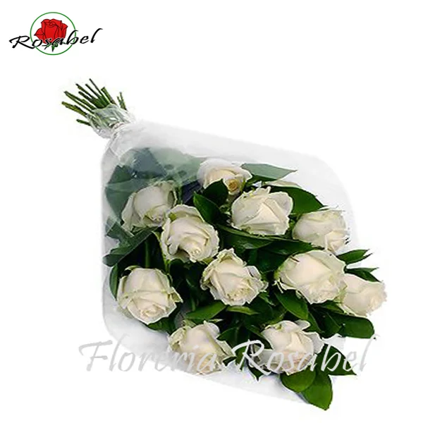Ramo Clasico de 12 Rosas Blancas y Finos Fojjales verdes