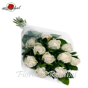 Ramo Clasico de 12 Rosas Blancas y Finos Fojjales verdes