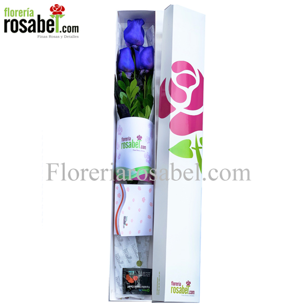 Caja blanca con 3 rosas azules naturales en presentación de regalo