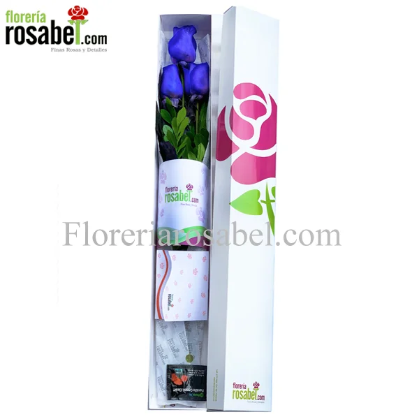 Caja blanca con 3 rosas azules naturales en presentación de regalo