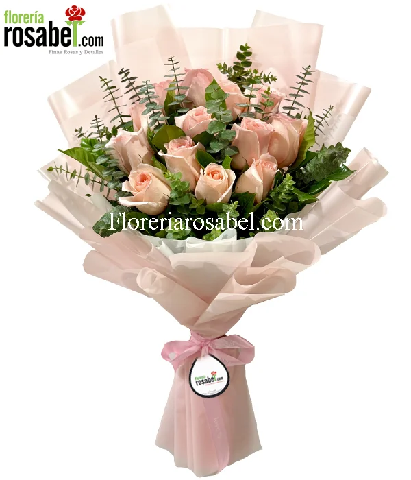 Ramo de 12 rosas rosadas y follajes finos con envío a Lima
