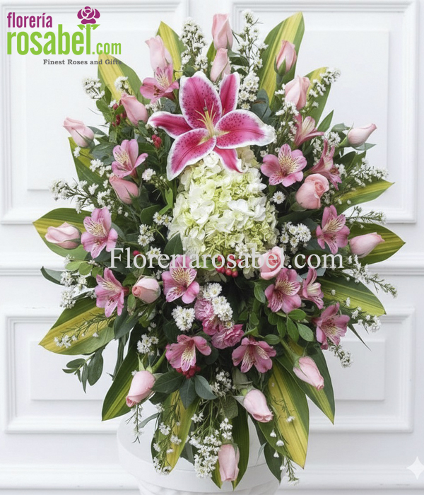 Arreglo fúnebre tipo lágrima de piso con rosas rosadas, lirio central y astromelias sin trípode