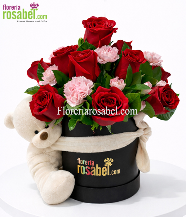 Arreglo floral en caja, sombrerera mediana con rosas rojas, claveles rosados y oso de peluche
