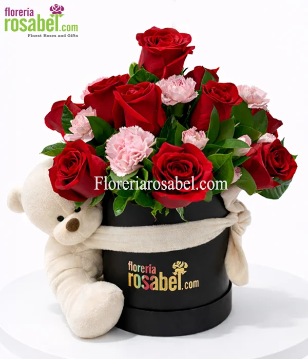 Arreglo floral en caja, sombrerera mediana con rosas rojas, claveles rosados y oso de peluche
