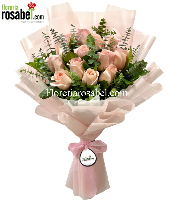 Ramo de 12 rosas rosadas y follajes finos con envío a Lima