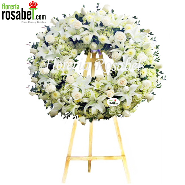 Corona fúnebre redonda con flores blancas y crema sobre pedestal para velorio en Lima