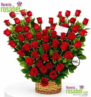 Arreglo floral con 50 rosas rojas en forma de corazón