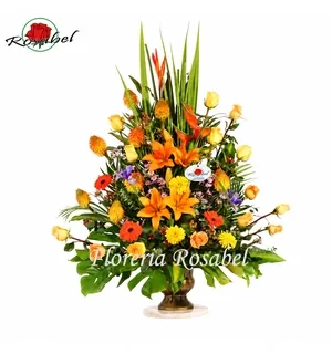 Arreglo de aniversario con lirios, gerberas, rosas, flores exóticas y follajes en copa romana