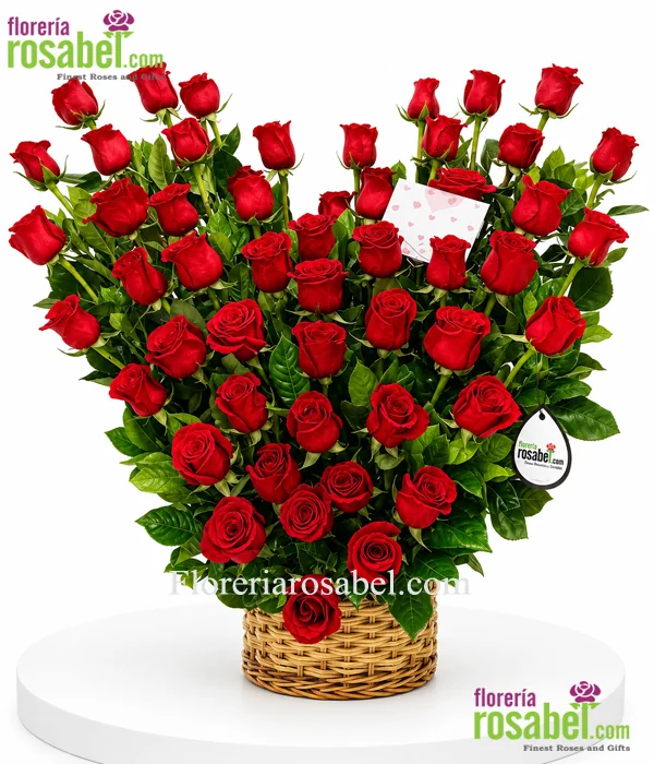 Arreglo floral con 50 rosas rojas en forma de corazón