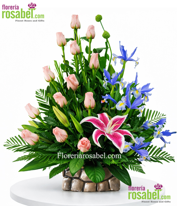 Arreglo floral con lirios y rosas frescas en elegante diseño para regalar en Lima.