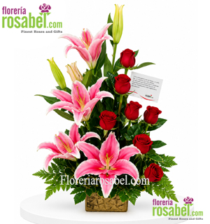 Arreglo floral con lirios rosados y rosas rojas frescas con delivery en Lima.
