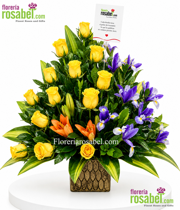 Arreglo floral de rosas amarillas e iris con flores frescas y follajes naturales.