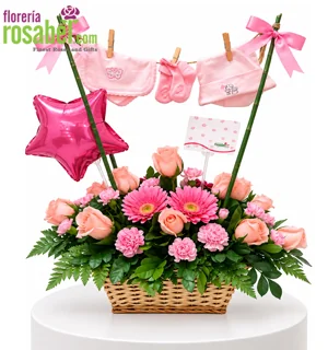 Arreglo floral tendal para bebé niña con 12 rosas rosadas y ropita