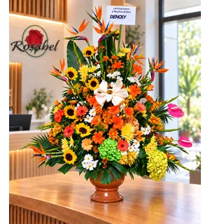 Arreglo para inauguración con 6 girasoles, aves del paraíso, gerberas naranjas, hortensias y margaritas en copa romana
