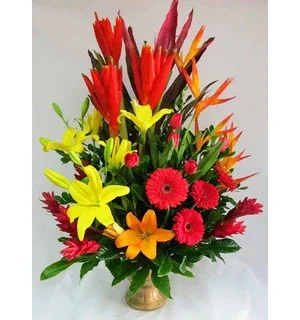 Arreglo institucional de flores tropicales con flor de musa, liliums, gerberas, ginger y tulipanes rojos en copa romana