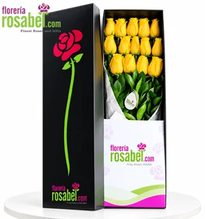 Caja negra con 12 rosas amarillas y follajes de Florería Rosabel