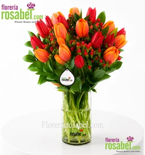 Florero con 18 tulipanes rojos y naranjas frescos con follajes naturales