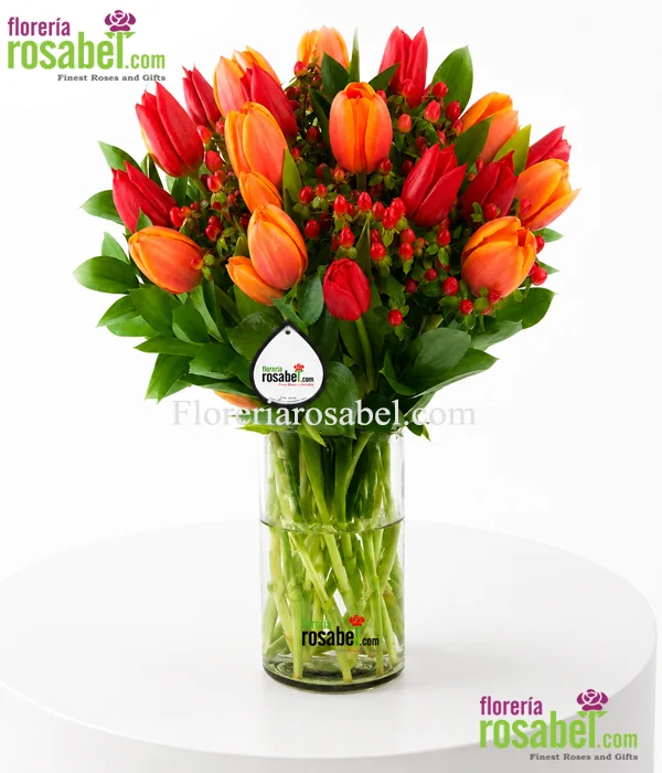 Florero con 18 tulipanes rojos y naranjas frescos con follajes naturales