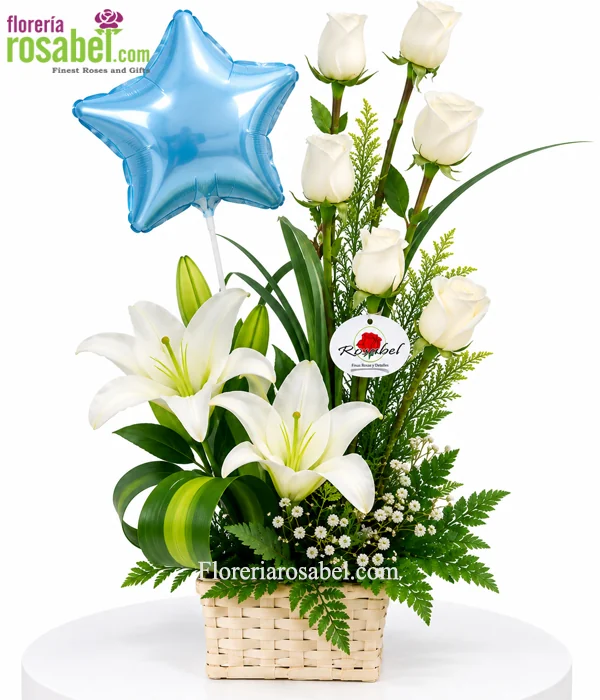 Arreglo de rosas y lirios blancos para nacimiento de niño