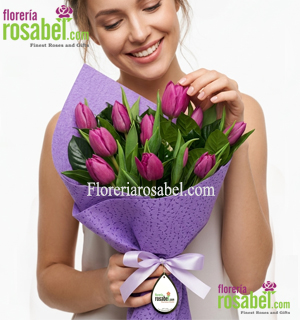 Ramo de 10 tulipanes morados con envoltura lila en Lima