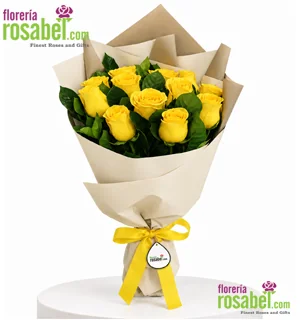 Ramo de 12 rosas amarillas con follajes y envoltura elegante
