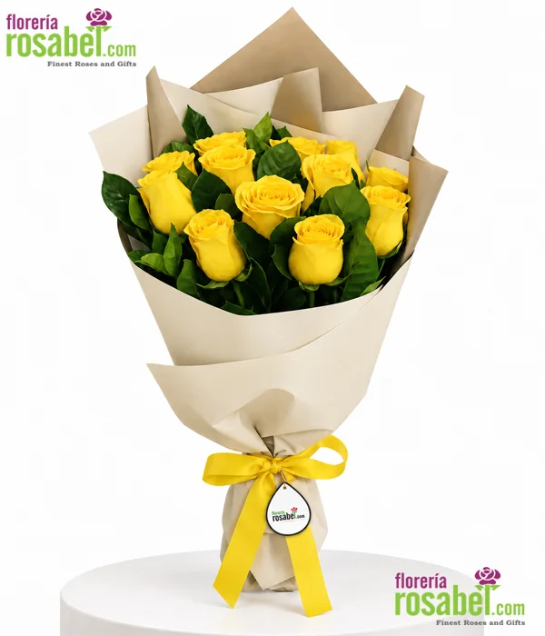 Ramo de 12 rosas amarillas con follajes y envoltura elegante