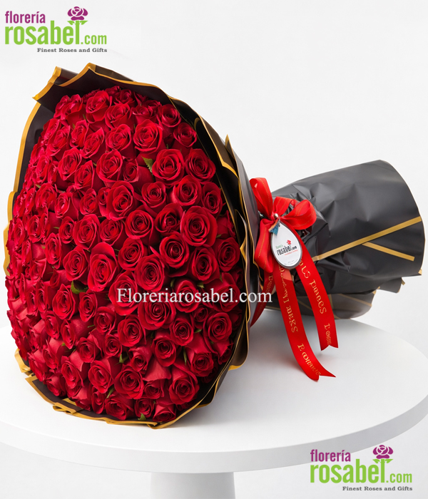 Ramo buchón de 150 rosas rojas premium con envoltura negra elegante en Lima