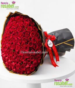 Ramo buchón de 150 rosas rojas premium con envoltura negra elegante en Lima