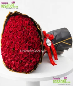 Ramo buchón de 150 rosas rojas premium con envoltura negra elegante en Lima