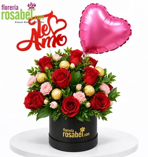 Arreglo de 12 rosas rojas con chocolates y topper Te Amo