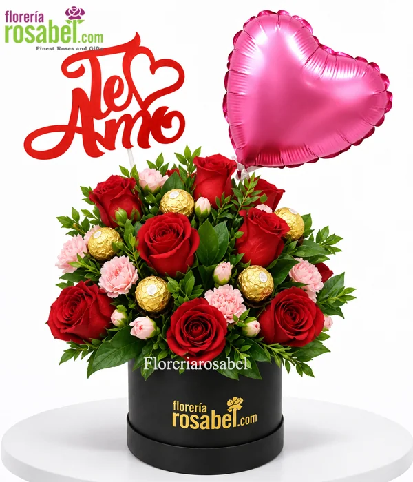 Arreglo de 12 rosas rojas con chocolates y topper Te Amo