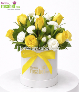 Sombrerera con rosas amarillas y claveles blancos delivery flores Lima Floreria Rosabel
