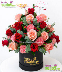 Sombrerera con rosas rojas y rosadas, claveles y follajes naturales