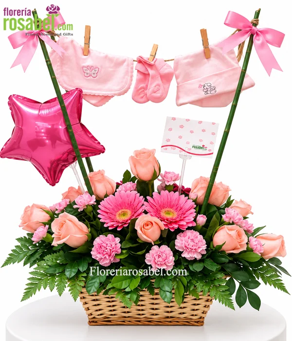 Arreglo floral tendal para bebé niña con 12 rosas rosadas y ropita